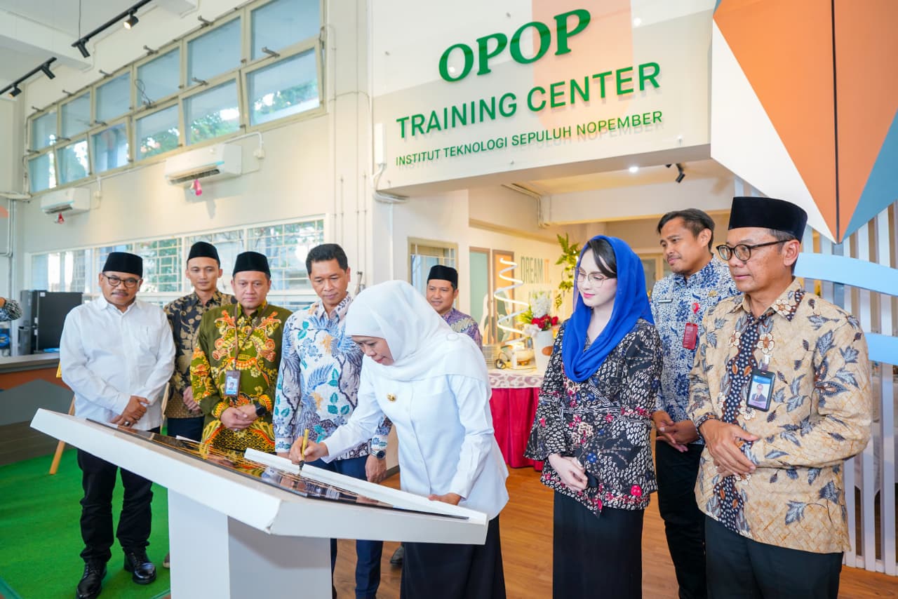 Gubernur Khofifah Ajak Pesantren Manfaatkan Teknologi dan AI Lewat OPOP Training Center ITS Surabaya