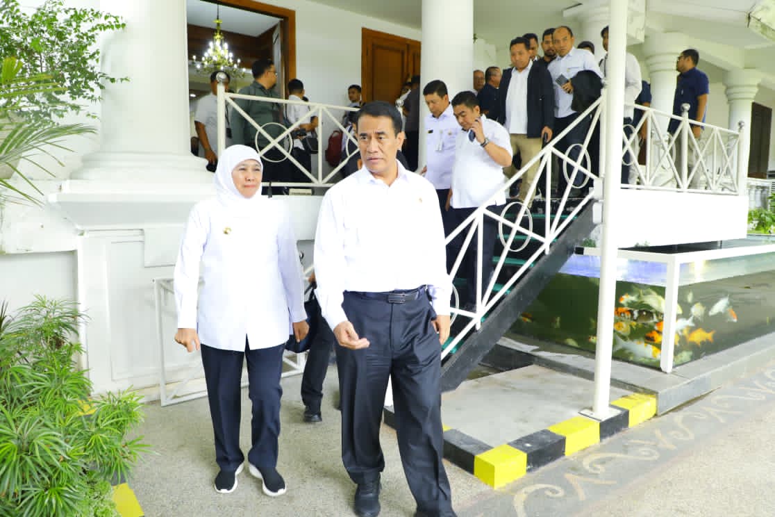Mentan Amran Serahkan Traktor, Traktor, & 100 Traktor, Gubernur Khofifah Pastikan Jatim Kontributor 50% Tebu Nasional Tanpa Impor Gula Putih 2026