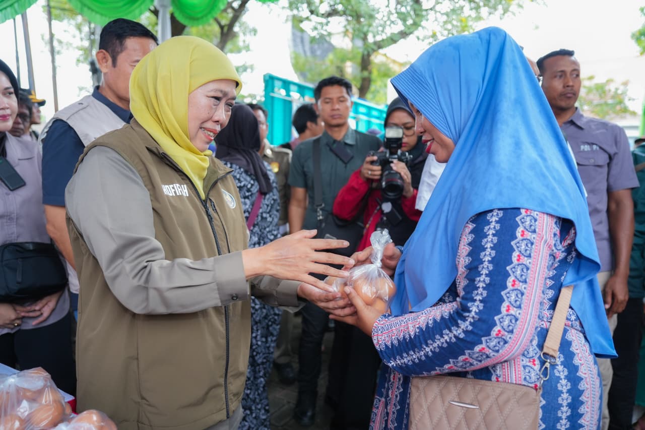 Gubernur Khofifah Bagikan Beras SPHP dan Telur Gratis di Pasar Murah Lamongan
