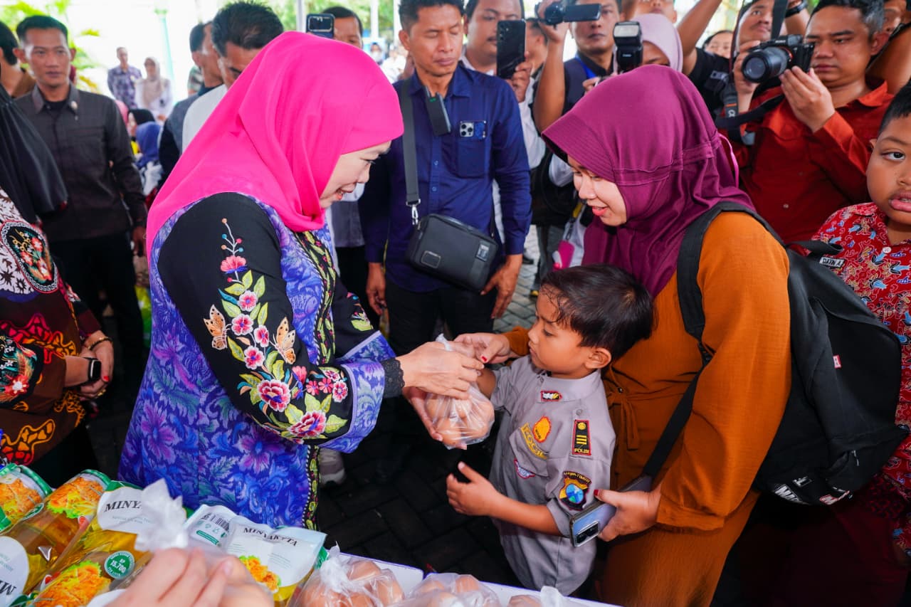 Gubernur Khofifah Pastikan Akses Bahan Pokok Terjangkau lewat Pasar Murah di Bojonegoro Jelang Idul Fitri
