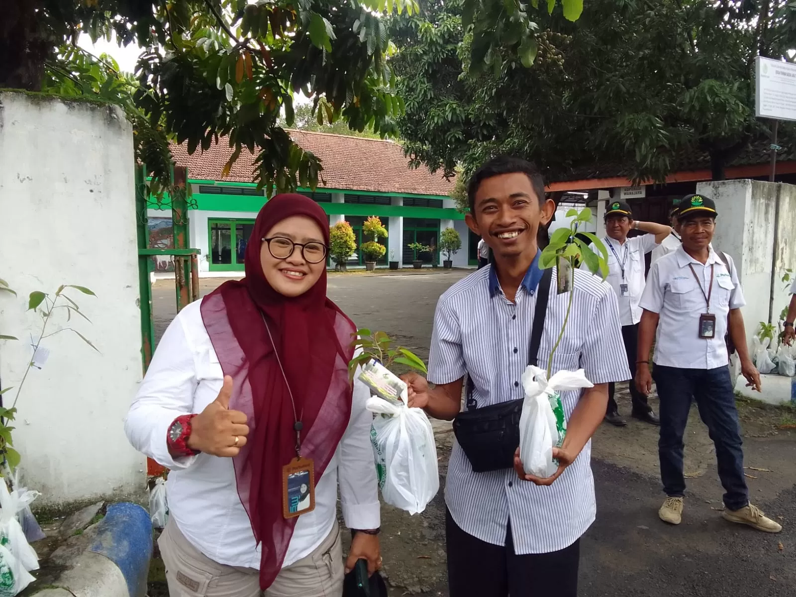 Ajak Warga Jaga Lingkungan, Perhutani Jombang Bagikan 2.026 Bibit Pohon