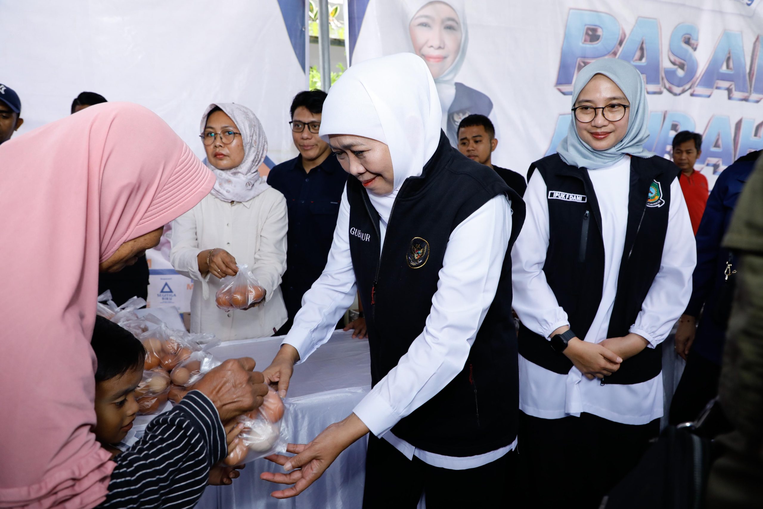 Gubernur Khofifah Indar Parawansa Pastikan Harga Bahan Pokok Terjangkau Lewat Pasar Murah Ramadhan