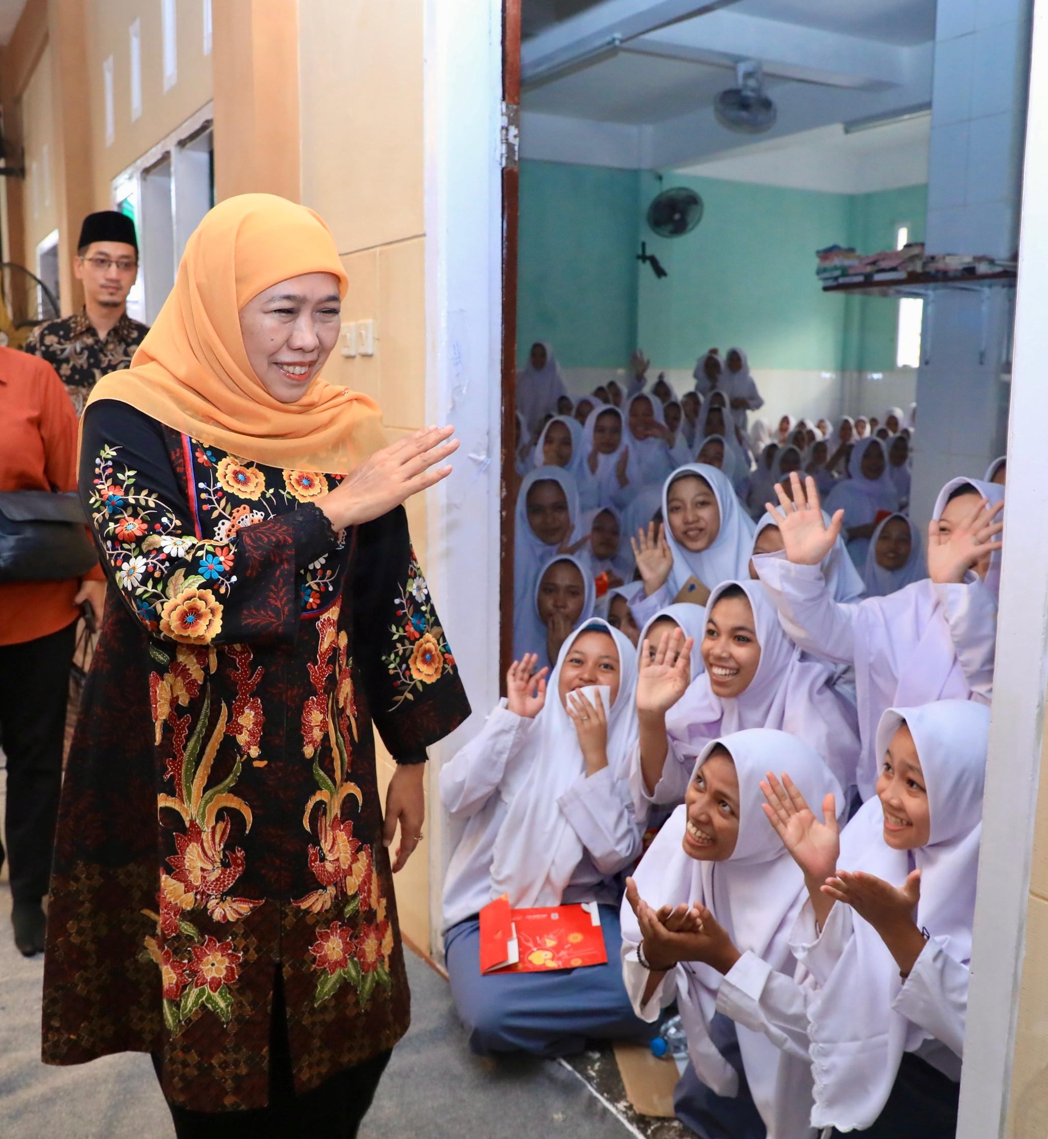 Gubernur Khofifah Hadiri Wisuda Santriwati Ponpes Putri Nurul Cholil, Apresiasi Peran Pesantren