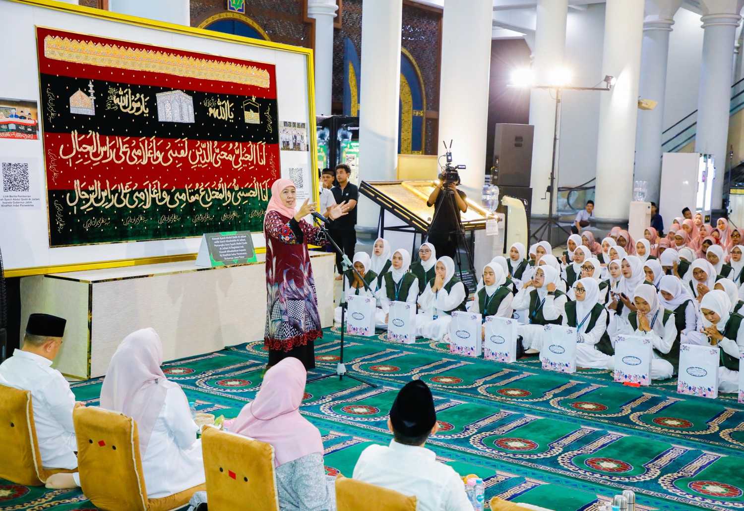 Gubernur Khofifah Buka Pameran Kiswah Syekh Abdul Qadir Al Jailani di Masjid Al Akbar Surabaya