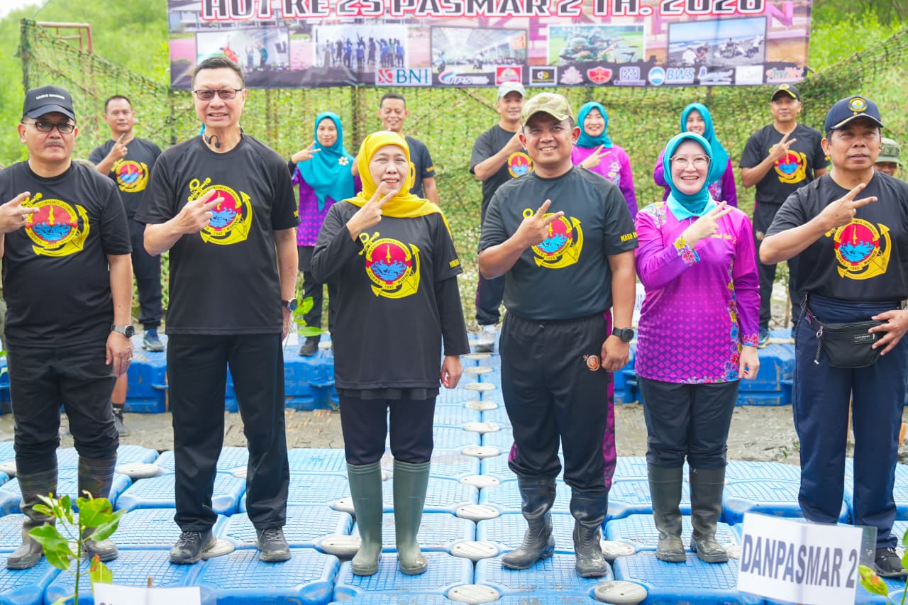Gubernur Khofifah Pimpin Aksi Bersih Pantai dan Penanaman 1.200 Mangrove di Kenjeran, Perkuat Kolaborasi Jaga Pesisir