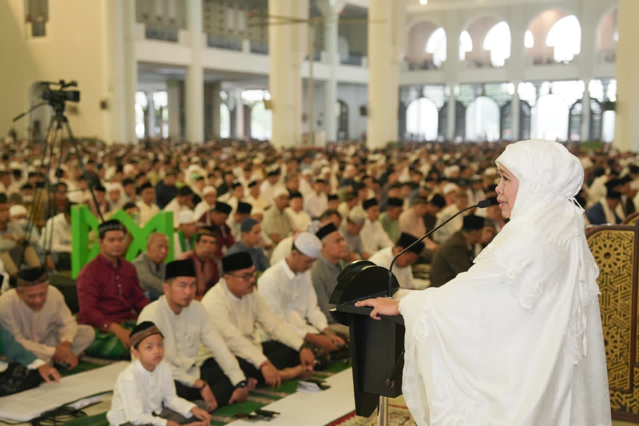 Gubernur Khofifah Ajak Umat Jadikan Idul Fitri Momentum Perdamaian Dunia di Masjid Al-Akbar