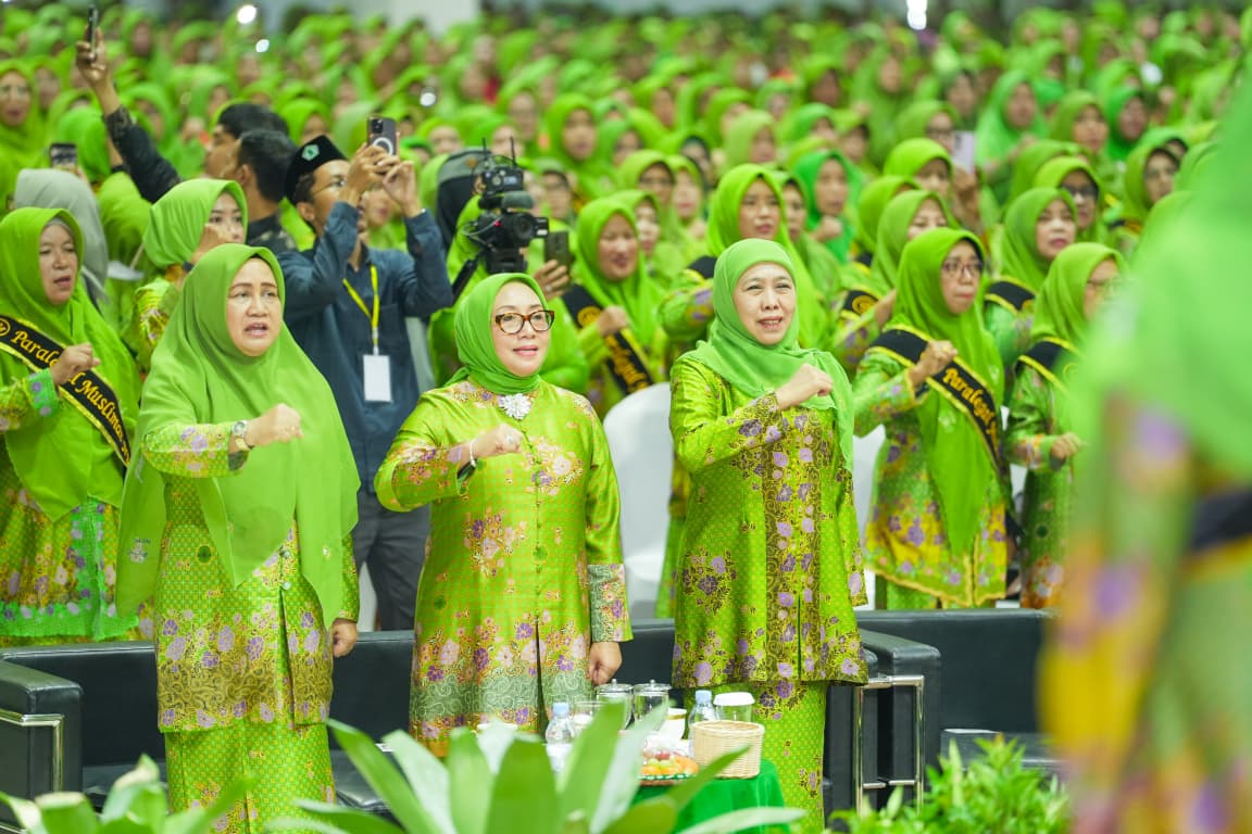 Khofifah Kukuhkan 400 Paralegal Muslimat NU Jateng, Sekaligus Raih Dua Rekor MURI untuk Peran Strategis Perempuan Indonesia