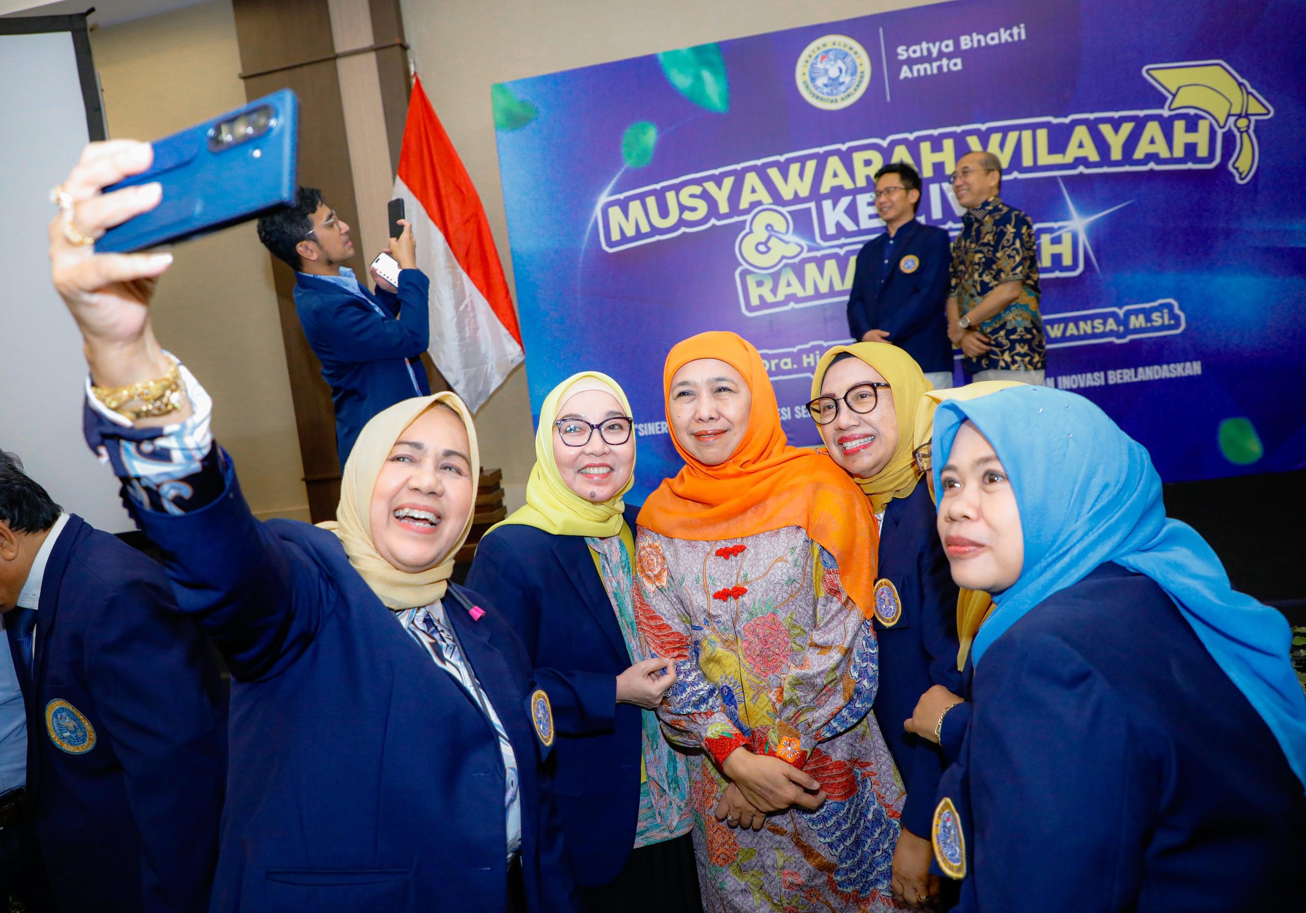 Gubernur Khofifah Tegaskan Sinergi dan Kolaborasi Jadi Kunci Pembangunan Berbasis Riset di Muswil IKA UNAIR Sulsel