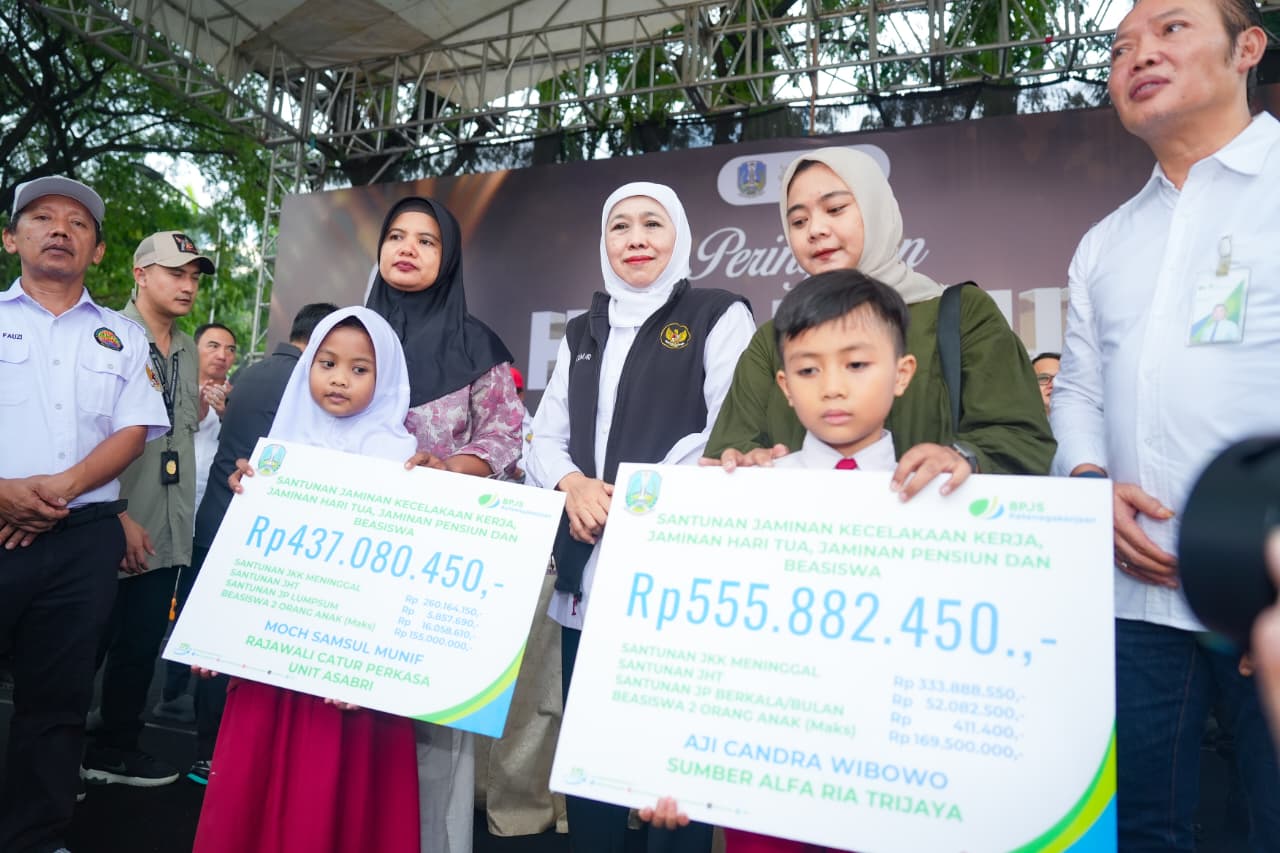 Gubernur Khofifah Serahkan Santunan dan Luncurkan Program Pro-Buruh di Momentum May Day