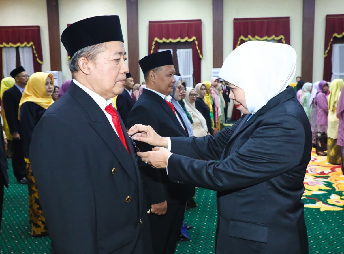 Gubernur Khofifah Sematkan Penghargaan Presiden, Teguhkan Komitmen Pendidikan Bermutu di Jatim