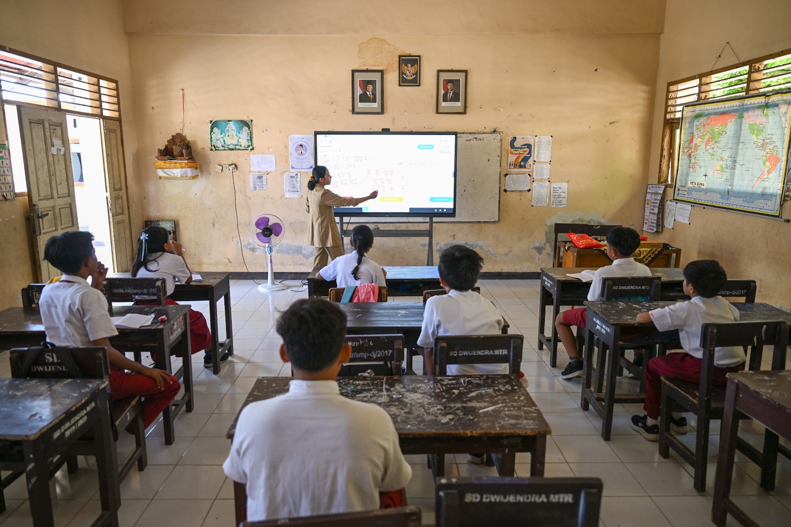 Kemendikdasmen Percepat Digitalisasi Sekolah di Teluk Bintuni untuk Wujudkan Pendidikan Berkualitas dan Merata
