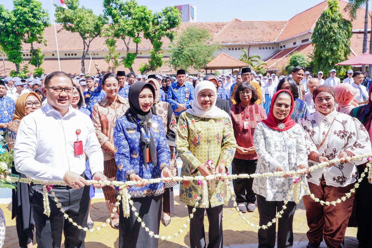 Resmikan Graha Nusantara SMAN 2 Surabaya, Gubernur Khofifah Tegaskan Pentingnya Sinergi Alumni dalam Mencetak Generasi Unggul