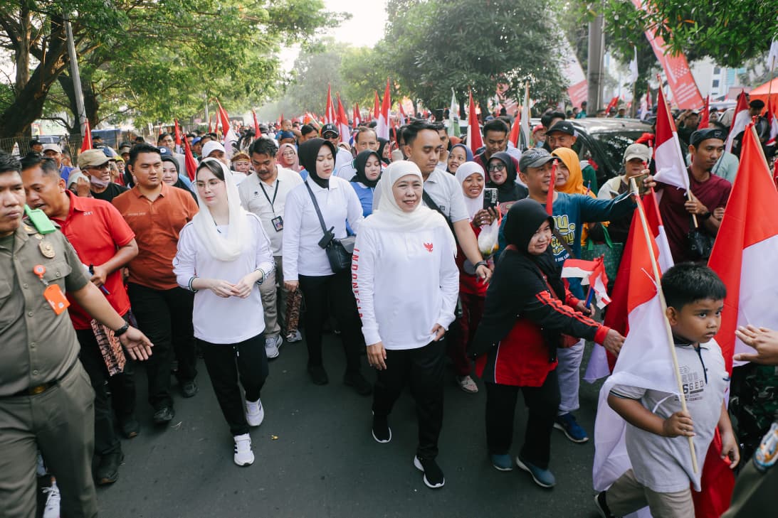 Gubernur Khofifah Membaur Bersama Puluhan Ribu Masyarakat Jatim di Jalan Sehat 1 Muharram